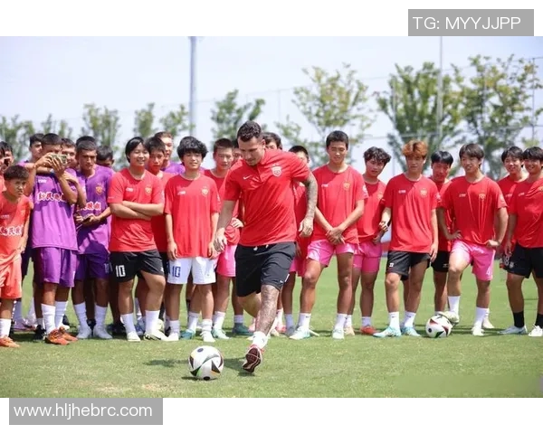 外国球星亲身示范训练技巧激励年轻球员提升足球水平